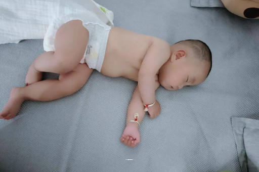 三河几个月宝宝会抬头